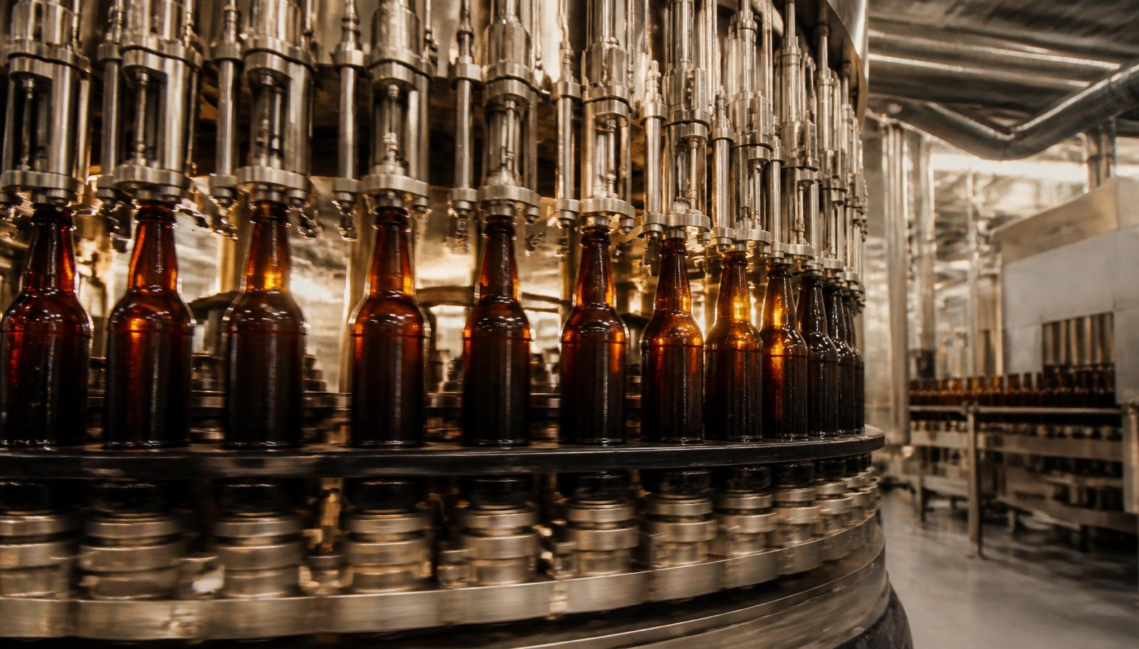 Used isobaric beer bottle filler with amber longneck bottles on a rotary carousel