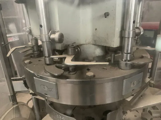 Used Bertolaso Delta 406 Cappers - X 82