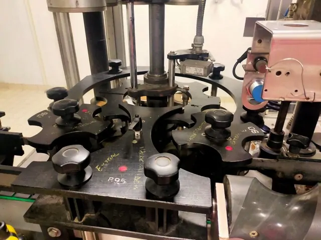 Used Robino & Galandrino FENIX 2 OTTICO Capsuling Machines - BC 352